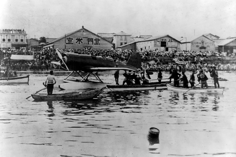 The Lindberghs’ arrival in Nemuro and other Japanese stops attracted great crowds. (Library of Congress)