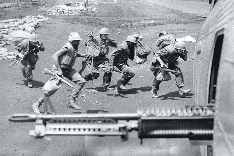 Marines under fire head for a helicopter at Khe Sanh in April 1968. (Getty Images) 