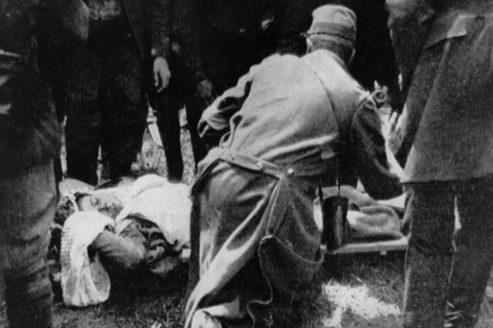 Onlookers stand over Laroche’s body at Le Cro­toy airfield after her final flight on July 18, 1919. (Hulton Archive/Getty Images)