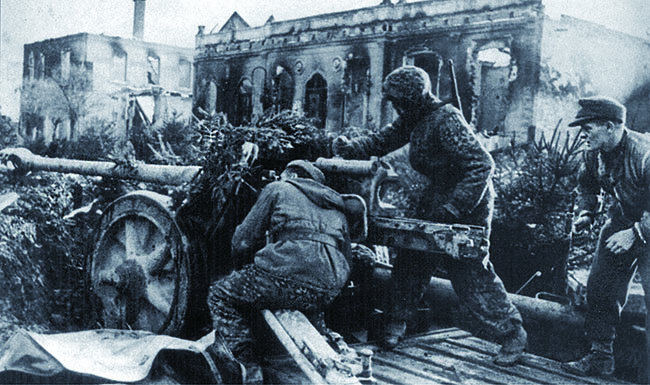 In Budapest, German SS troops aim a 75mm Pak 40 antitank gun at the invaders. (Institute and Museum of Military History, Buda Castle)