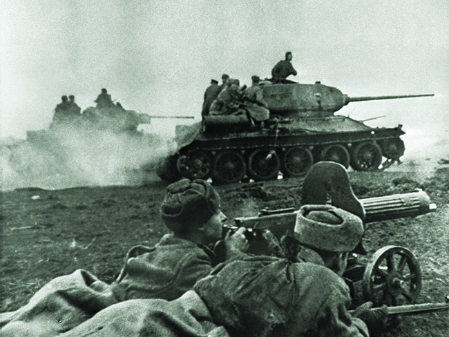 Red Army troops fight their way to Budapest in late 1945. (Tass/Getty Images)