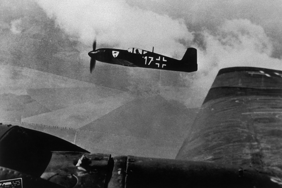 The cowling insignia of this “operational” He-100 identifies it as part of “Jagdgeschwader Goebbels.” (Art Resource/BPK)