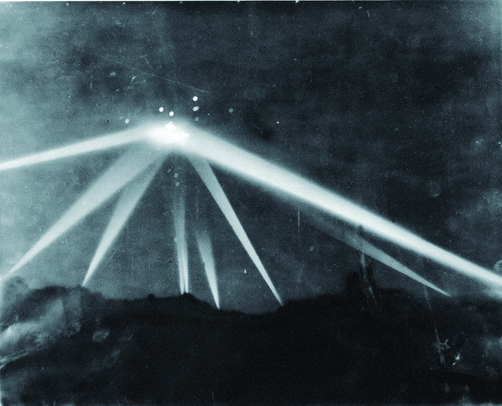 Defense units track a perceived intruder during the “Battle  of L.A.” L.A. TIMES PHOTOGRAPHIC ARCHIVE/DEPARTMENT OF SPECIAL COLLECTIONS/CHARLES E. YOUNG RESEARCH LIBRARY/UCLA