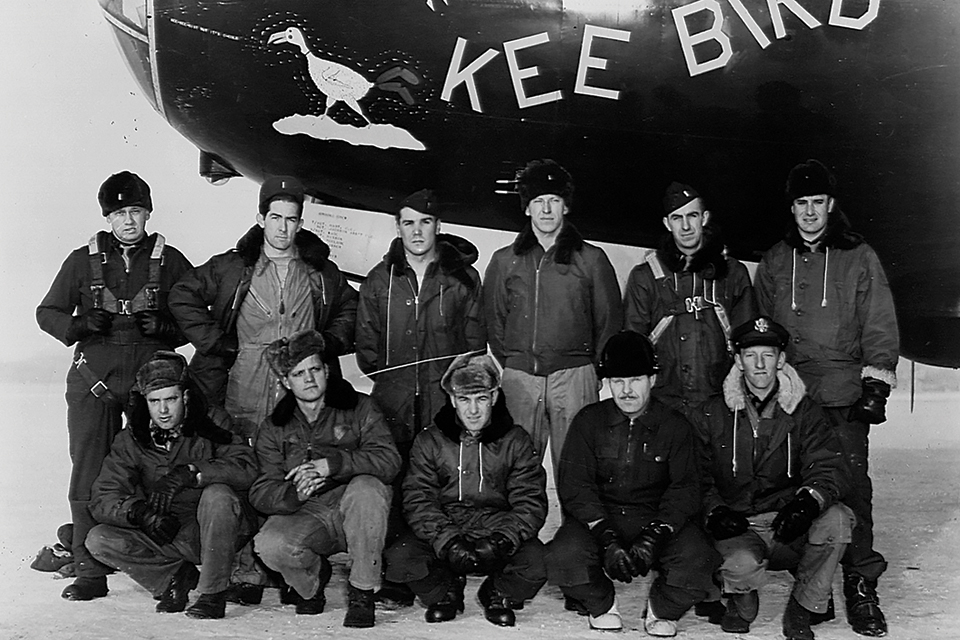 Kee Bird’s crew: (standing, from left) Vernon Arnett, Russell Jordan, John Lesman, Burl Cowan, Robert Luedke and Talbot Gates; (kneeling, from left) Lawrence Yarbrough, Ernest Stewart, Robert Leader, Paul McNamara and Howard Adams. (46th72nd.org)