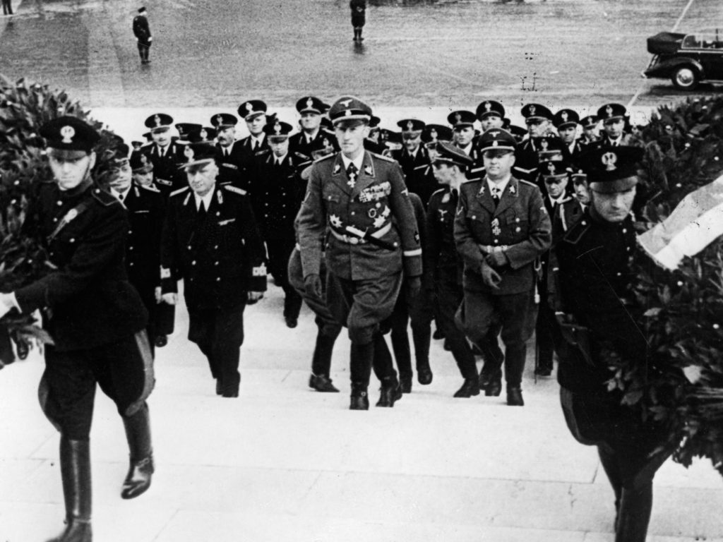 Heydrich (center) and his entourage in Italy, c. 1940. Polish State Archives.
