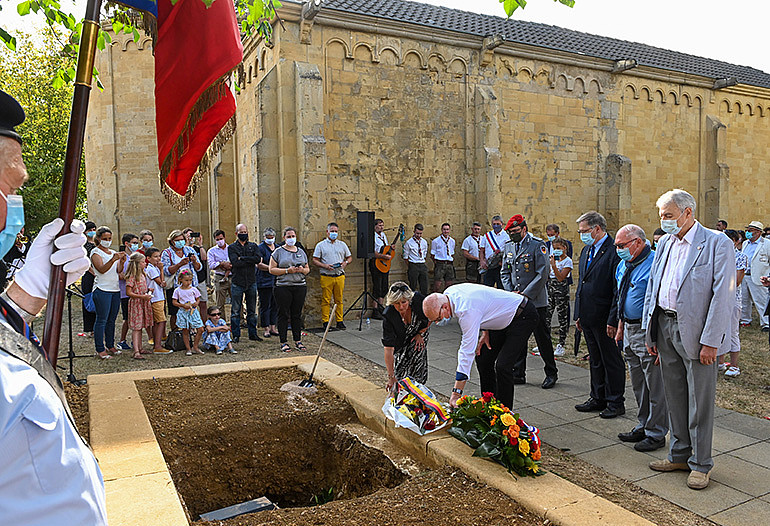 Guests including French civic officials and German representatives attend the formal burial ceremony for the unknown soldiers at Gravelotte cemetery. / German War Graves Commission photo, Uwe Zucchi