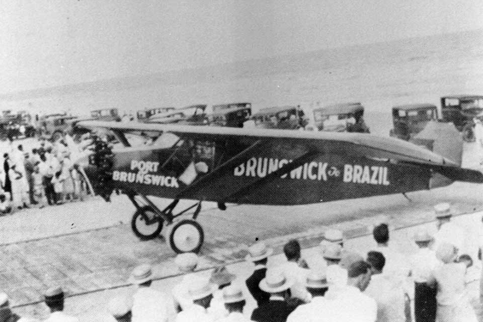 Spectators gather around the Stinson prior to Redfern’s departure from Sea Island. (Redfern Family Collection)