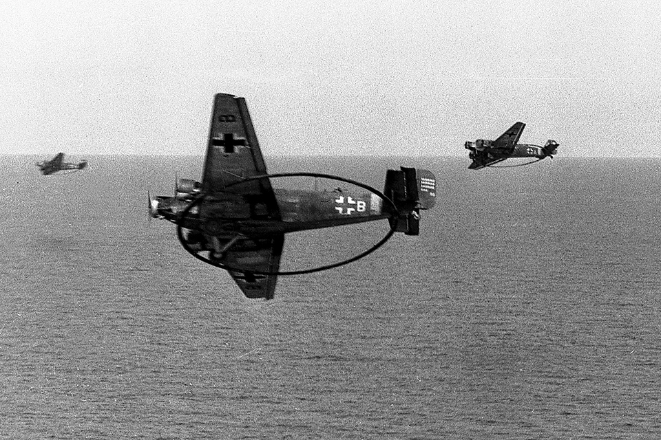 Three Ju-52/3m MS minesweepers patrol a stretch of sea. (Bundesarchiv Bild 101I-643-4755-30A Foto: Ohmyer)