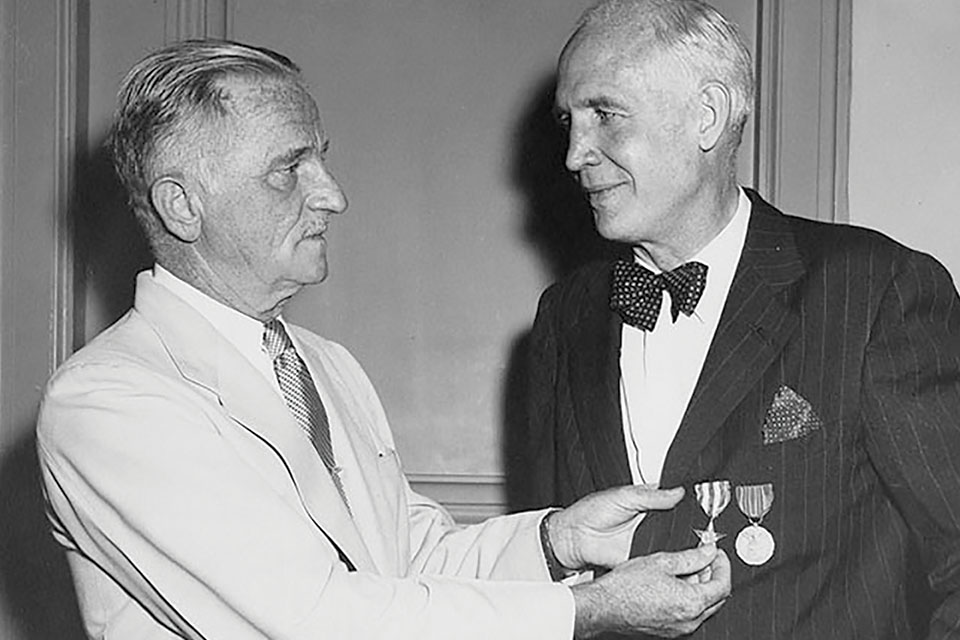 Decades after the war, General Carl A. “Tooey” Spaatz awards Hopper a belated Silver Star to add to his World War I Victory Medal. (National Archives)