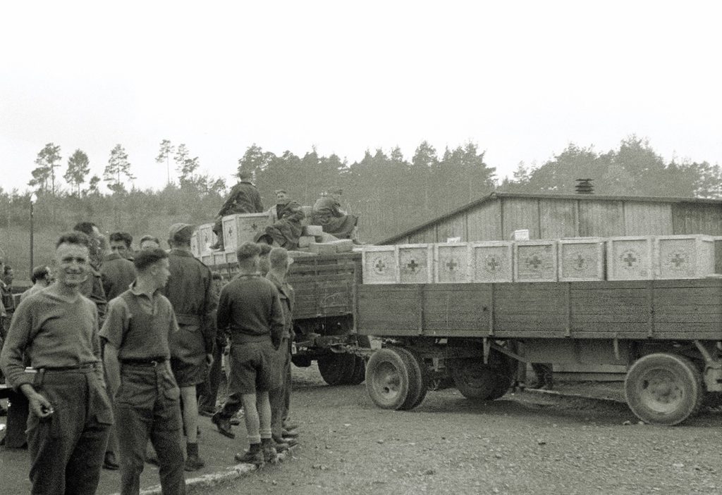 The Red Cross packages that arrived at camp (also at Stalag XVIII-A, above) helped supplement the POWs’ meager German food rations and provided currency for betting on card games, in the form of cigarettes (below). (Bundesarchiv N 1578 Bild-013-08 Foto: Berg, Erik)