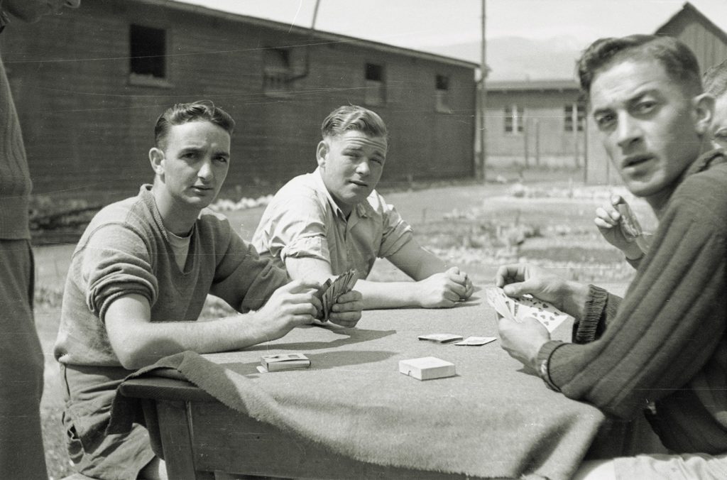 Prisoners play cards at Stalag XVIII-A. (Bundesarchiv N 1578 Bild-013-08 Foto: Berg, Erik)