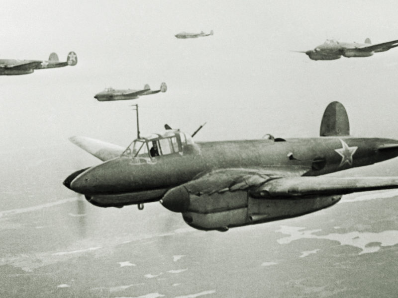 ww2-soviet-petlyakov-tactical-bomber-flight
