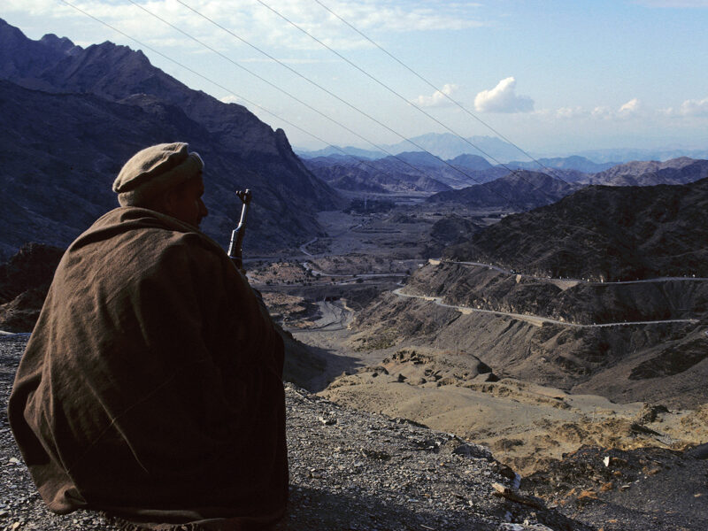 Photo of a Pashtun soldier guarding the Khyber Pass road from Pakistan to the Afghanistan border. | Location: Khyber Pass Valley, NW Frontier, Pakistan.