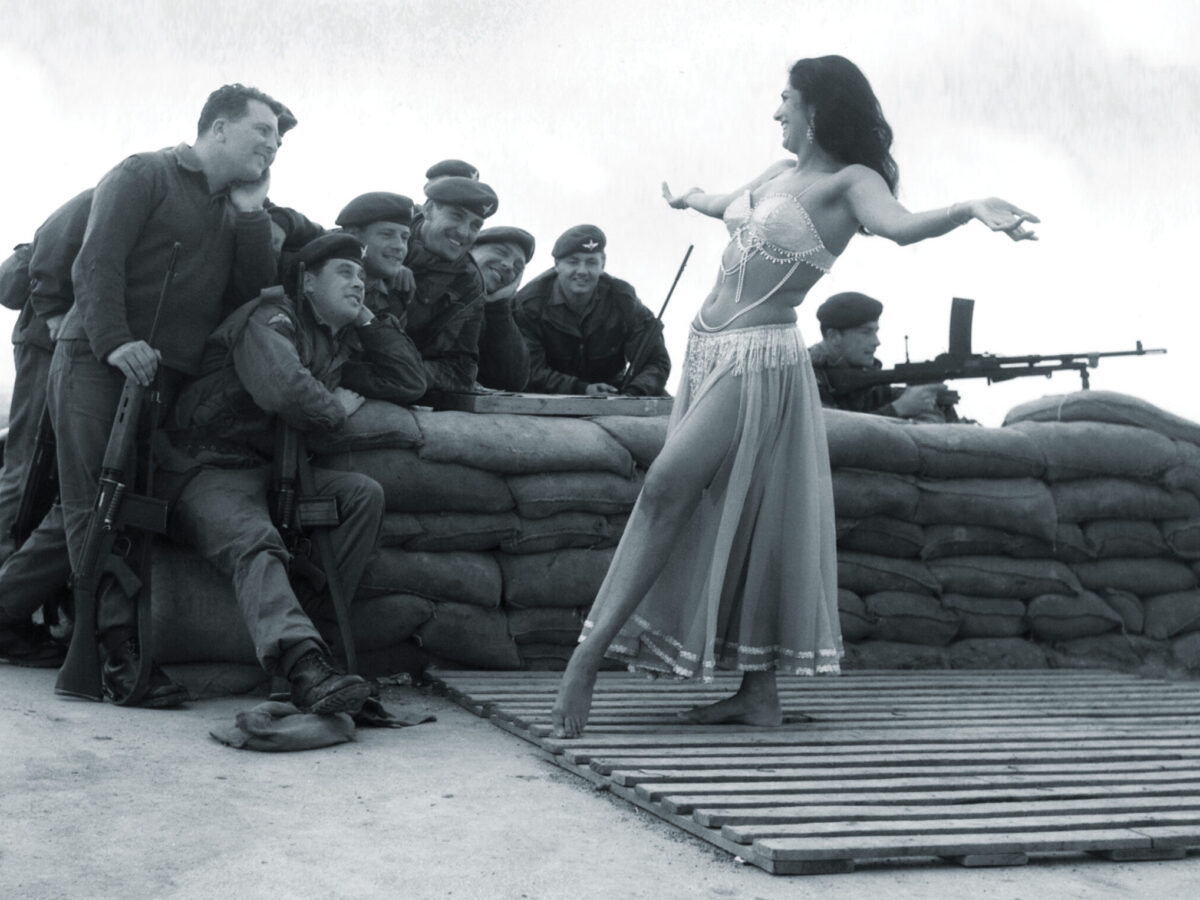 belly-dancer-troops-ww2